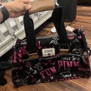 VS Pink Duffel-Style Bag with wheels and pull 💗🐕